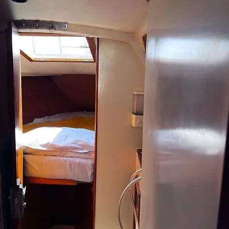 Botel Dejate Acunar Por Nuesto Velero *