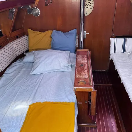 Dejate Acunar Por Nuesto Velero Botel *